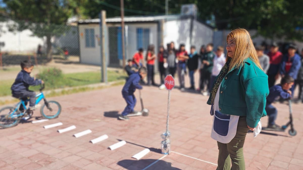 Claudia Bustos es vicedirectora y cuida la asistencia de sus alumnos en una escuela en Bermejo. El programa es inédito en Mendoza. Claudia Bustos es vicedirectora y cuida la asistencia de sus alumnos en una escuela en Bermejo. El programa es inédito en Mendoza.