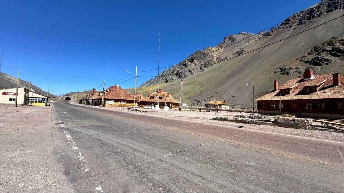 Lo ideal es hacer una preaclimatación en Las Cuevas, a 3.200 metros de altura, para luego avanzar hacia el cerro Aconcagua. Lo ideal es hacer una preaclimatación en Las Cuevas, a 3.200 metros de altura, para luego avanzar hacia el cerro Aconcagua.