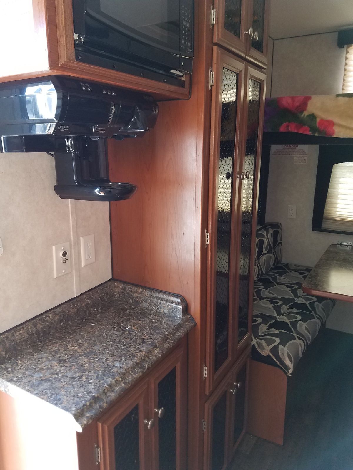 No faltan las comodidades en esta casa rodante pequeña. No faltan las comodidades en esta casa rodante pequeña.