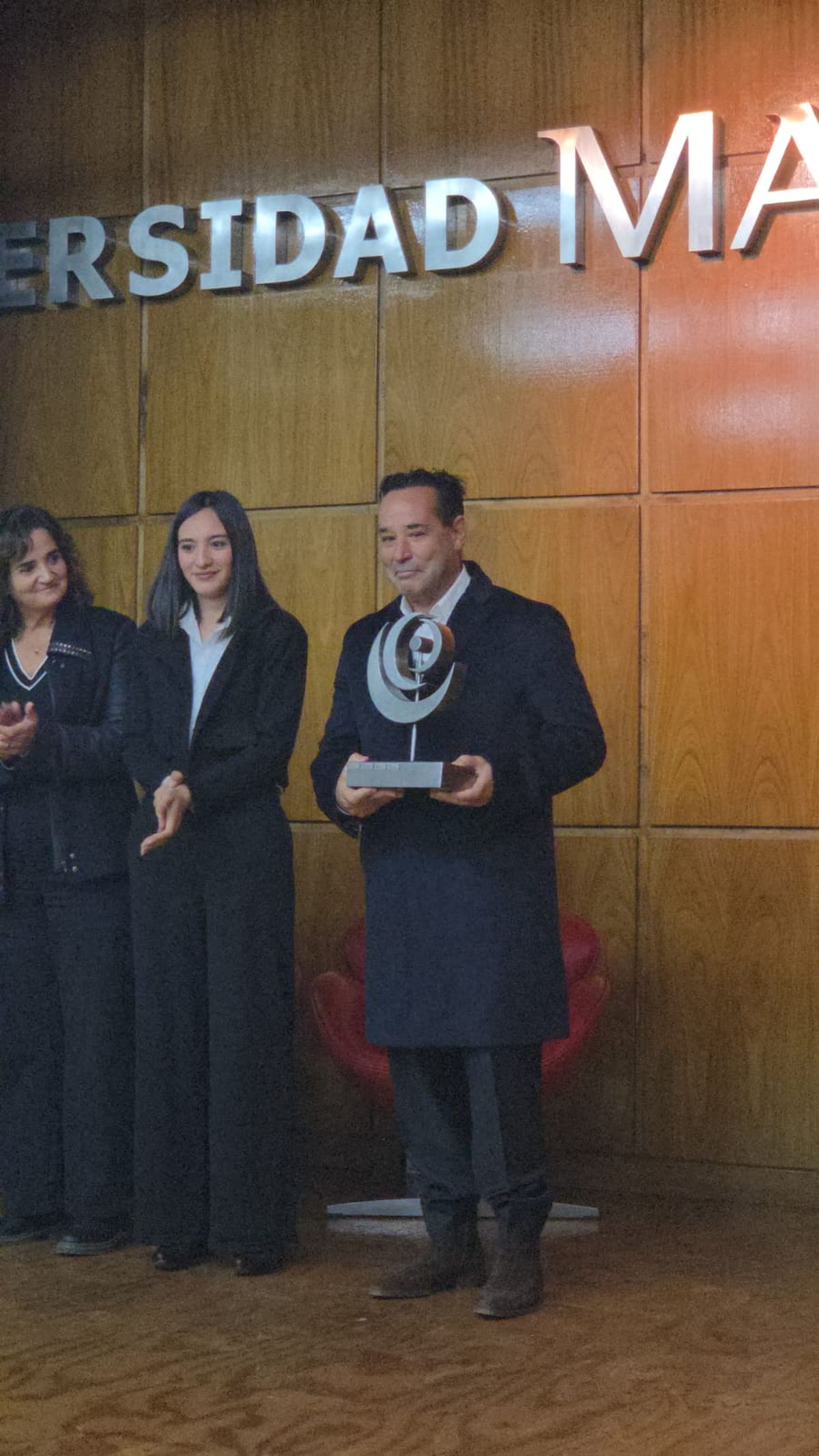 El empresario Adrián Yacopini fue reconocido por la comunidad filantrópica de la Universidad Maza por la donación del Espacio chiara Yacopini. El empresario Adrián Yacopini fue reconocido por la comunidad filantrópica de la Universidad Maza por la donación del Espacio chiara Yacopini. 