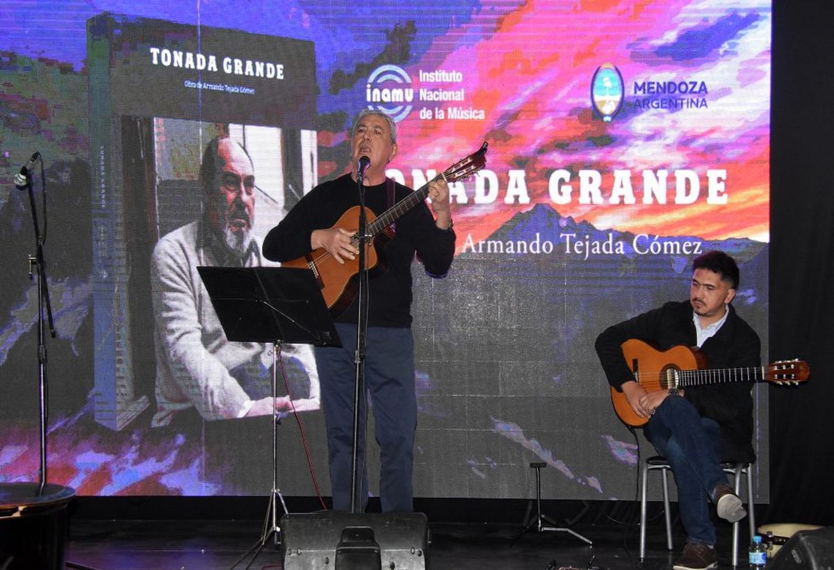 El músico Roberto Mercado cantó durante el lanzamiento del libro sobre Tejada Gómez, el jueves en la sala Elina Alba. El músico Roberto Mercado cantó durante el lanzamiento del libro sobre Tejada Gómez, el jueves en la sala Elina Alba.