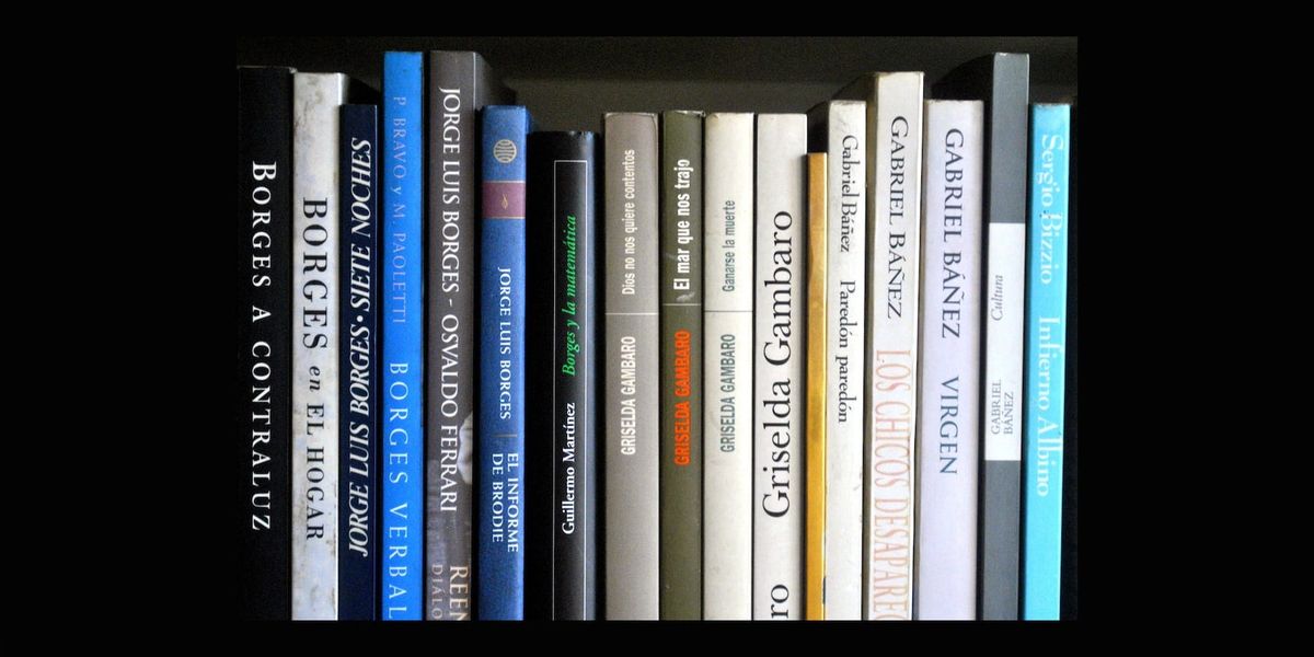 Títulos de libros de abajo hacia arriba, y de arriba hacia abajo. Títulos de libros de abajo hacia arriba, y de arriba hacia abajo.