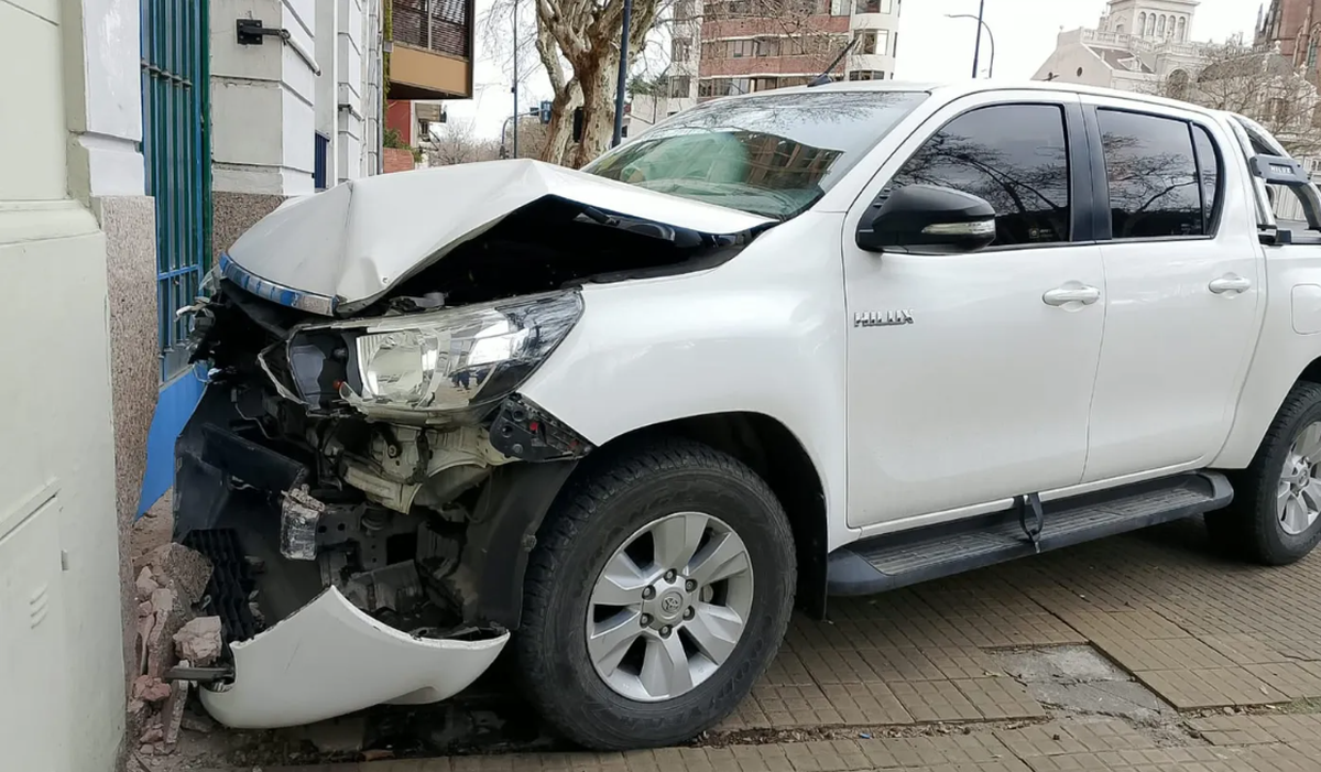 Un hombre de 67 años se descompensó mientras manejaba su camioneta, chocó y murió