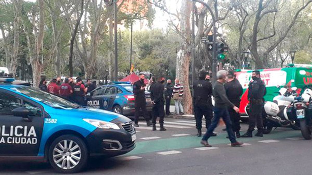 Cuatro delincuentes que se trasladaban en moto intentaron asaltar a dos policías de civil en el barrio de Belgrano. Un delincuente murió