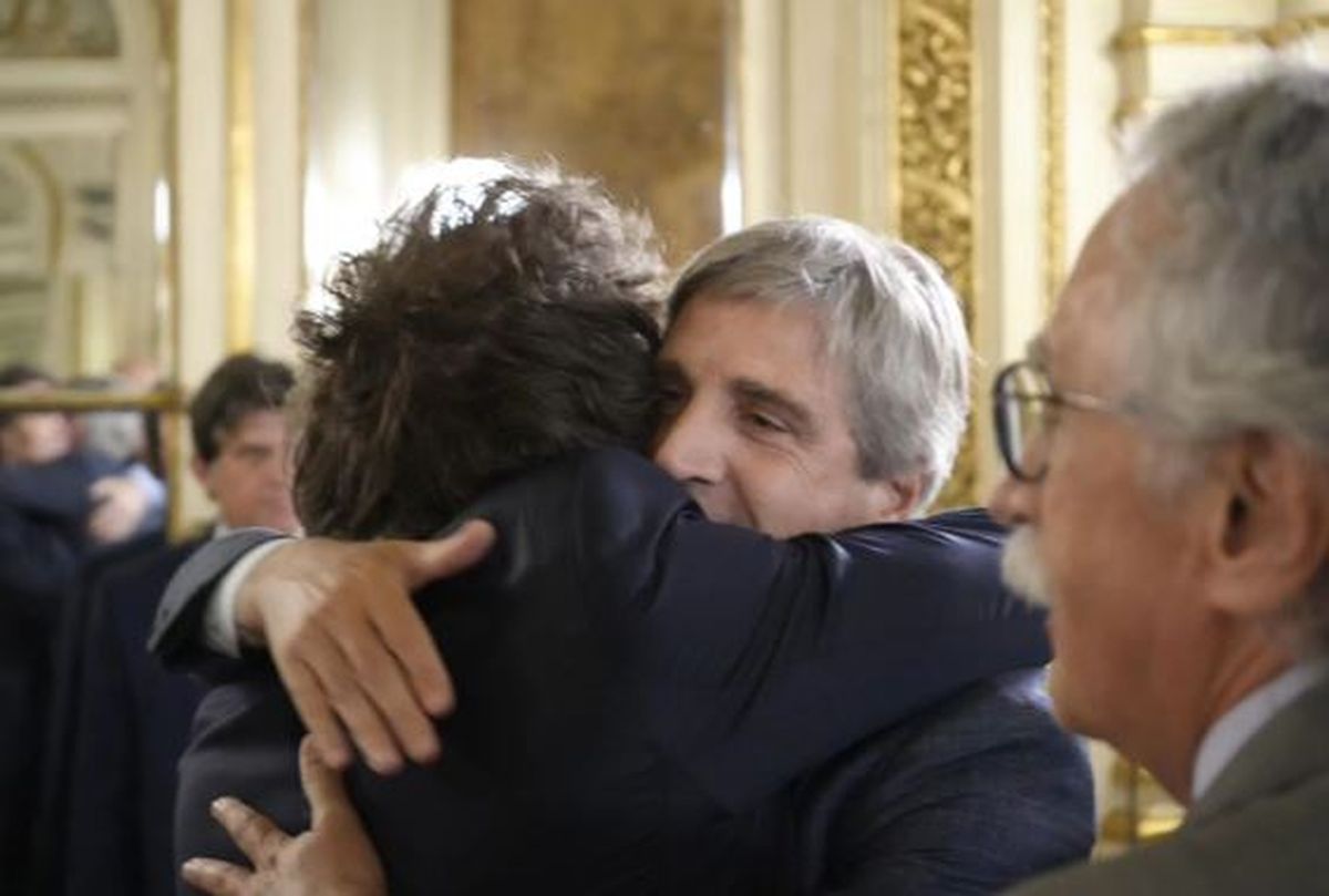 Javier Milei festejó el dato del número de la inflación con la publicación de una foto abrazado al ministro de Economía, Luis Caputo y la siguiente leyenda: "3,5% Inflación IPC General, 3,3% Inflación IPC Núcleo, VIVA LA LIBERTAD CARAJO" Javier Milei festejó el dato del número de la inflación con la publicación de una foto abrazado al ministro de Economía, Luis Caputo y la siguiente leyenda: "3,5% Inflación IPC General, 3,3% Inflación IPC Núcleo, VIVA LA LIBERTAD CARAJO"