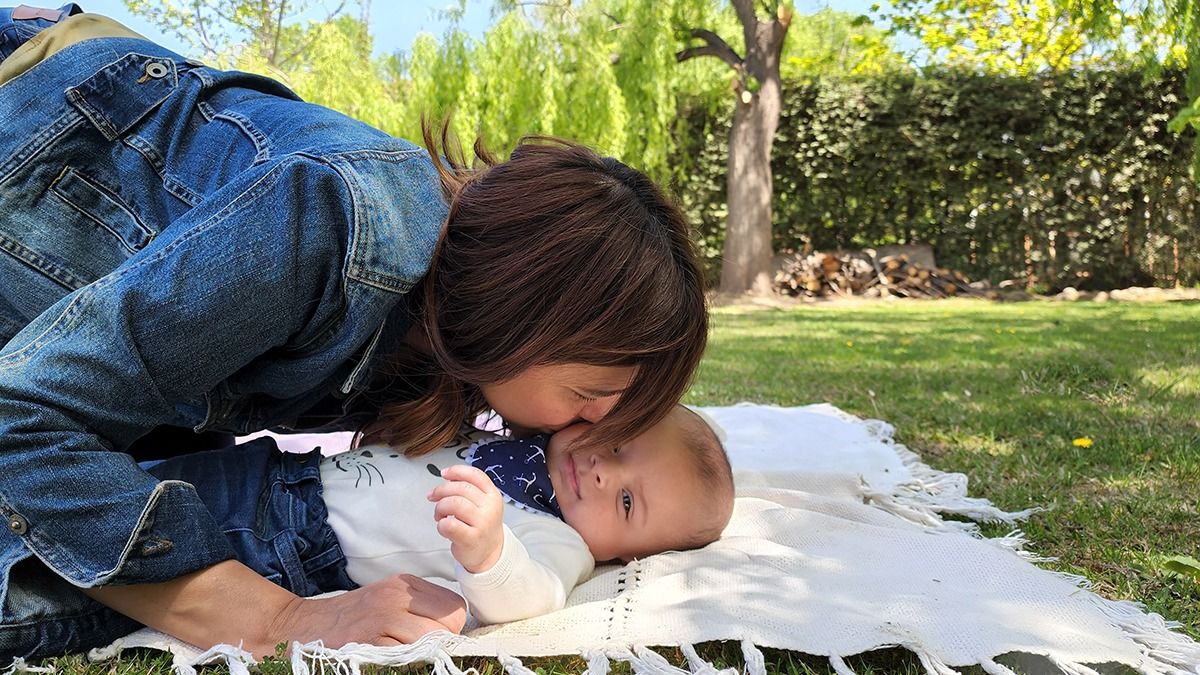 Puro amor en esta imagen de Laura con uno de sus niños.