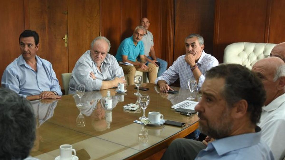 El ministro de Economía de Mendoza, Enrique Vaquié, y el  subsecretario de Agricultura y Ganadería, Sergio Moralejo, se reunieron con viñateros y autoridades de San Juan para acordar el porcentaje de mosto.