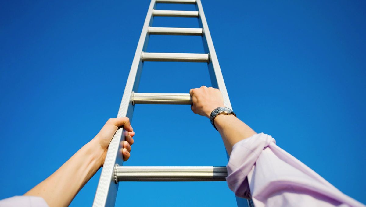 ¿Qué va arriba y abajo pero nunca, nunca se mueve? ¿Qué va arriba y abajo pero nunca, nunca se mueve?