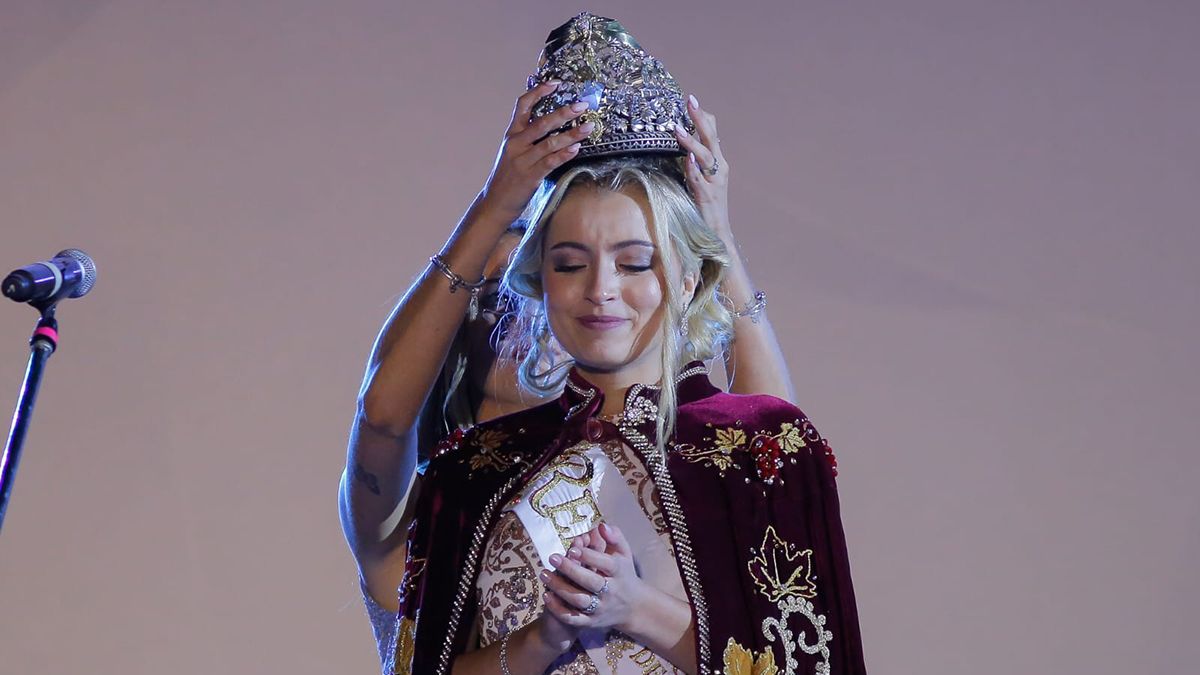 Azul se mostró muy emocionada durante su coronación como reina de la Vendimia 2026. Azul se mostró muy emocionada durante su coronación como reina de la Vendimia 2026.