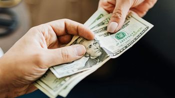 El dólar oficial cayó por segundo día consecutivo y tocó los $1.410