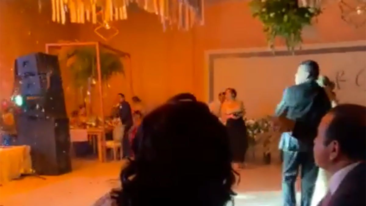 Video: los novios bailaban el vals y se les incendió el casamiento