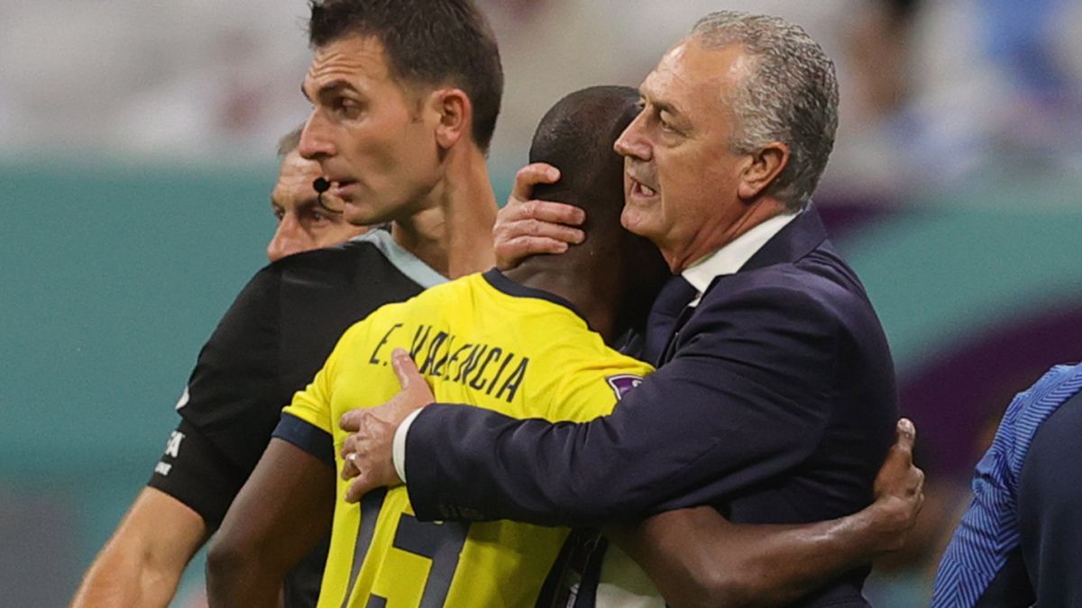 Gustavo Alfaro abraza a Enner Valencia, la figura del debut de Ecuador en el Mundial Qatar 2022