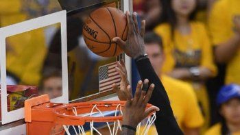 Todos hablan de esto: el tapón de LeBron que valió un título