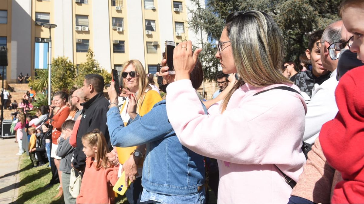 El público aprovecho para tomar fotografías del homenaje por la guerra de Malvinas.