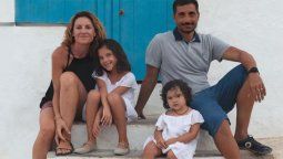 Diego Estrada Serrano sonríe con su bonita familia en Alicante.