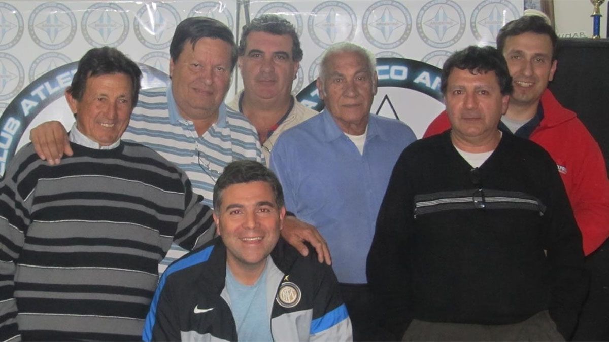 Ángel Keli Gómez aparece arriba en la foto, es el segundo de izquierda a derecha.