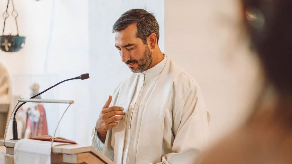 A nosotros, los sacerdotes, nos gusta sentirnos parte de la vida del país. Votaré en Tupungato como siempre, afirma. A nosotros, los sacerdotes, nos gusta sentirnos parte de la vida del país. Votaré en Tupungato como siempre, afirma.