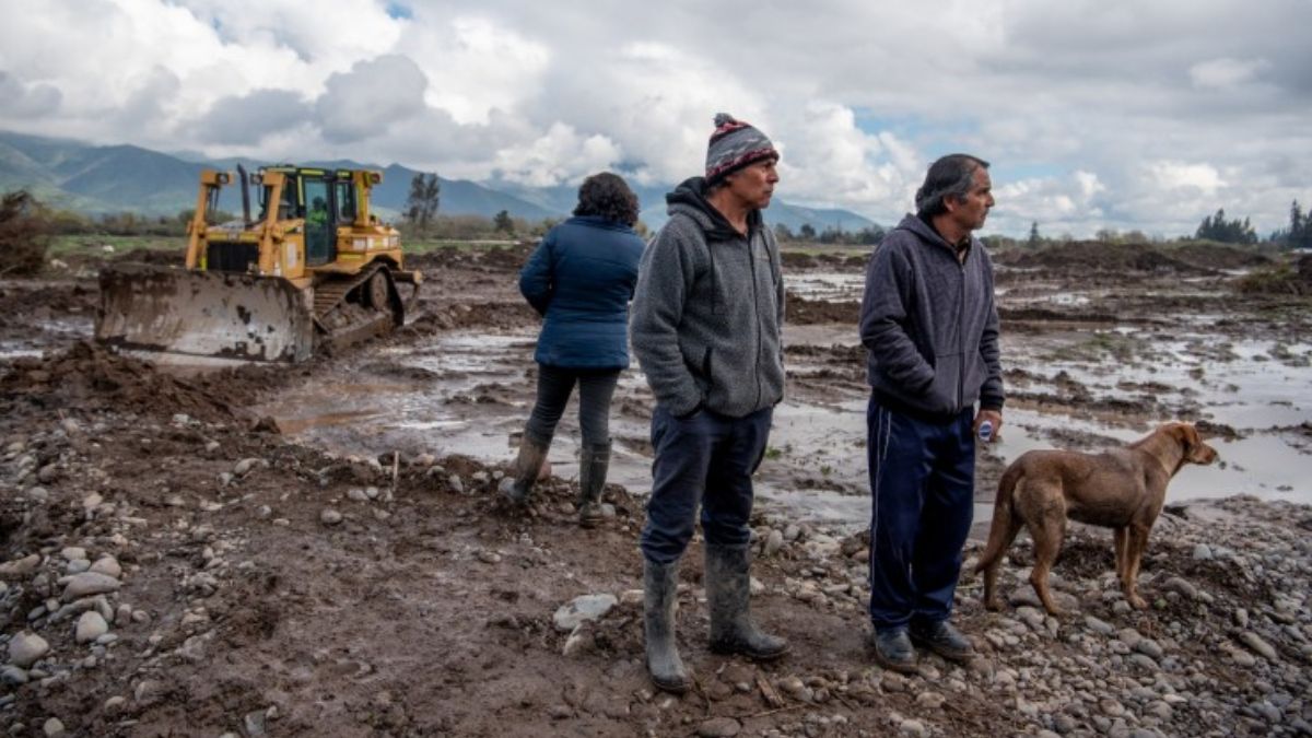 Campos destruidos por las lluvias en Talagante, cerca de Santiago de Chile. Seis meses después de que tormentas masivas inundaran zonas de la región central del país, en febrero incendios forestales han dejado más de 130 muertos (Image: Vocería de Gobierno, CC BY-SA) Campos destruidos por las lluvias en Talagante, cerca de Santiago de Chile. Seis meses después de que tormentas masivas inundaran zonas de la región central del país, en febrero incendios forestales han dejado más de 130 muertos (Image: Vocería de Gobierno, CC BY-SA)