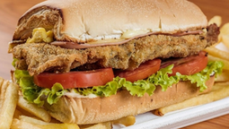 Gran regalo. Cumplió años y le regalaron una súper torta-sanguche de milanesa.