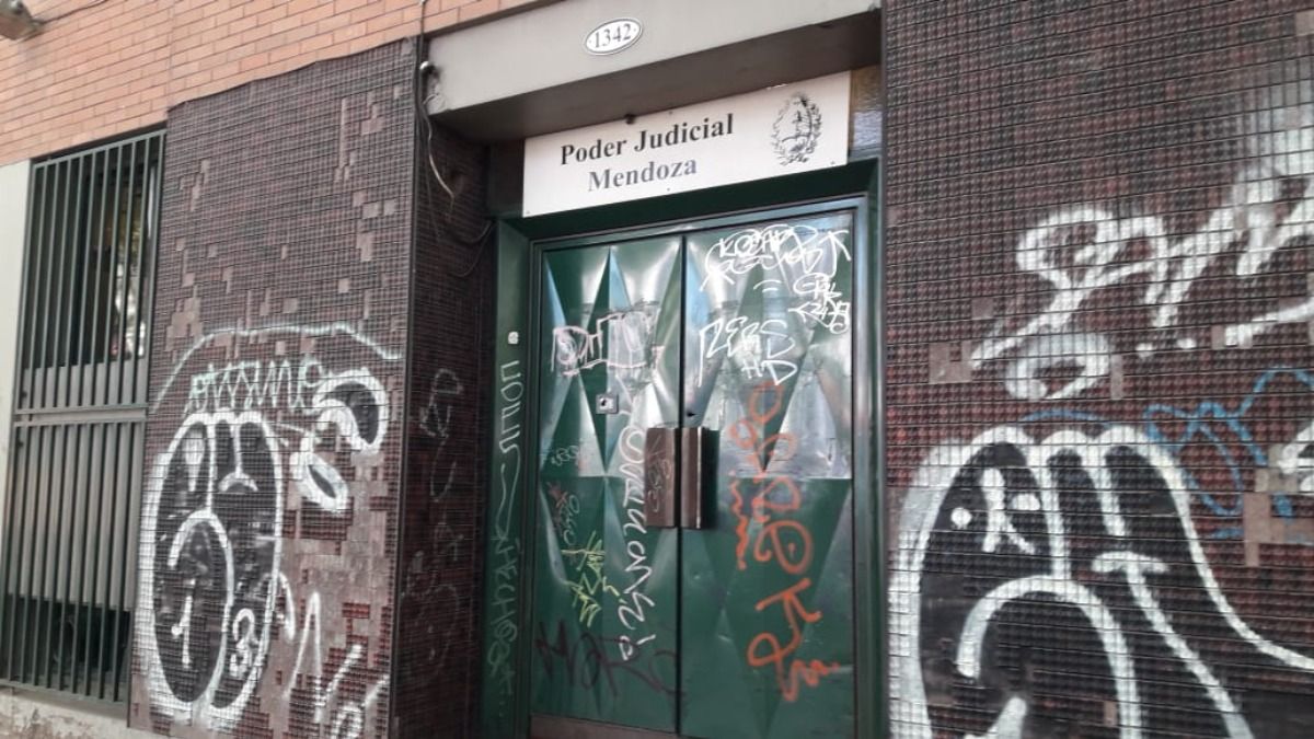 Con verdadera saña, los enchastradores se toman a la chacota cualquier bien privado o público. Con verdadera saña, los enchastradores se toman a la chacota cualquier bien privado o público.