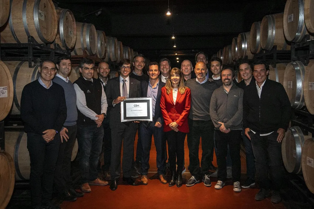 Pulenta (al centro de la foto) junto con Federico Pagano, su antecesor en la presidencia del CEM, junto con otros empresarios de la institución mendocina.