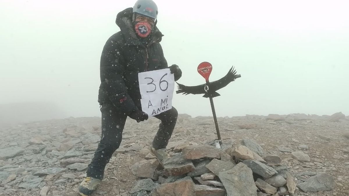 En una de sus cumbres al Aconcagua, Tato le propuso casamiento a su pareja. En una de sus cumbres al Aconcagua, Tato le propuso casamiento a su pareja.