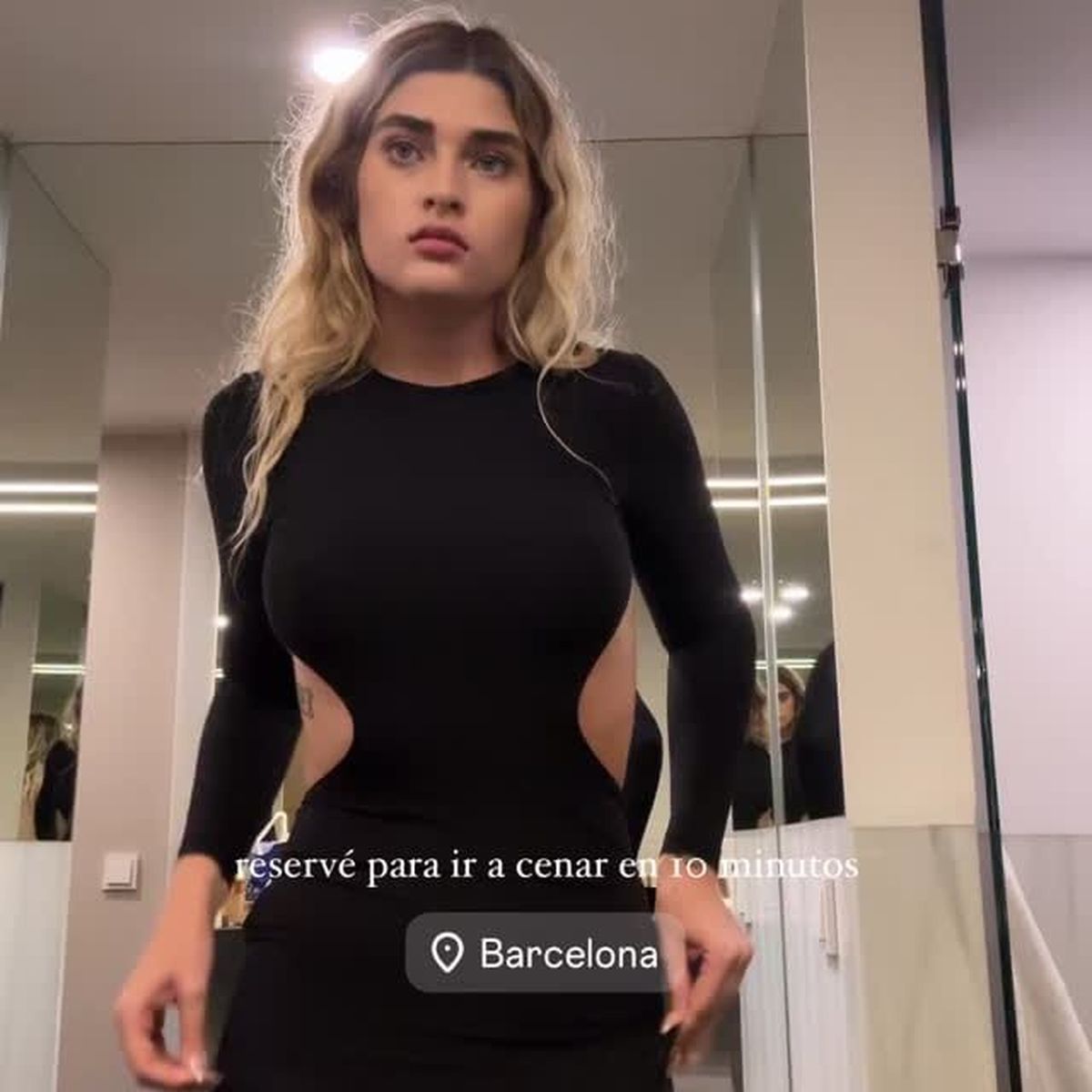 Martita Fort confirma que es la reina de los mini vestidos XS al ras, recortes XL y paraliza Barcelona. Martita Fort confirma que es la reina de los mini vestidos XS al ras, recortes XL y paraliza Barcelona.