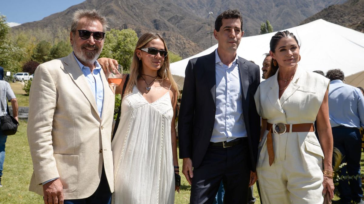 Daniel Vila y Pamela David se lucieron como anfitriones acompañados por Luchi Vila. Acá recibiendo al ministro del Interior Eduardo Wado de Pedro.