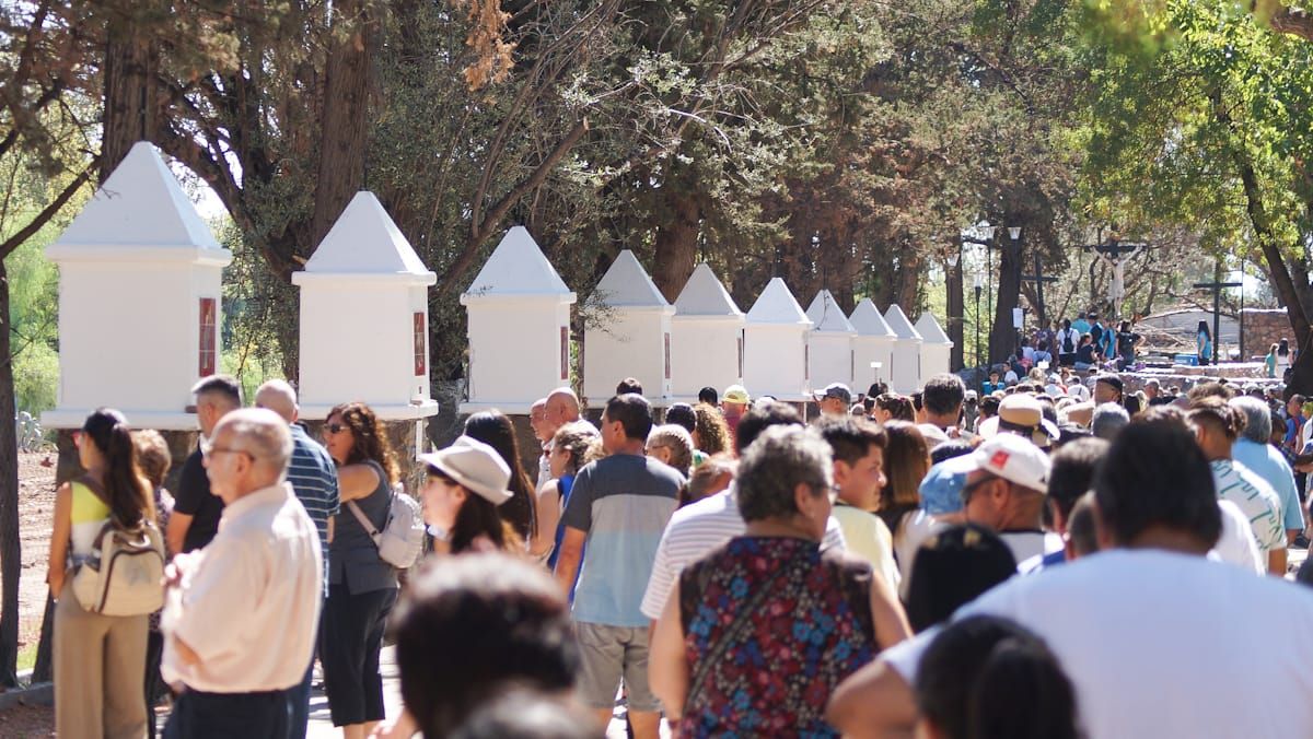 Masiva concurrencia de los mendocinos al Vía Crucis en Carrodilla, Luján de Cuyo. Masiva concurrencia de los mendocinos al Vía Crucis en Carrodilla, Luján de Cuyo.