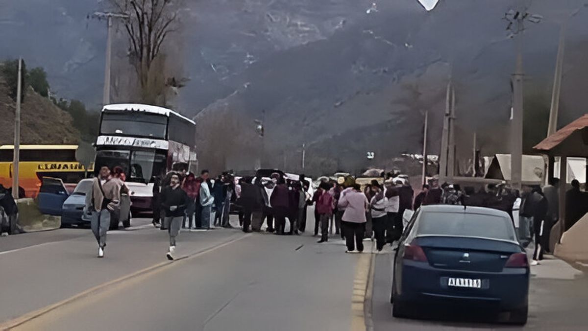 800 familias quedaron varadas en el cruce a Chile por un cierre de último momento.