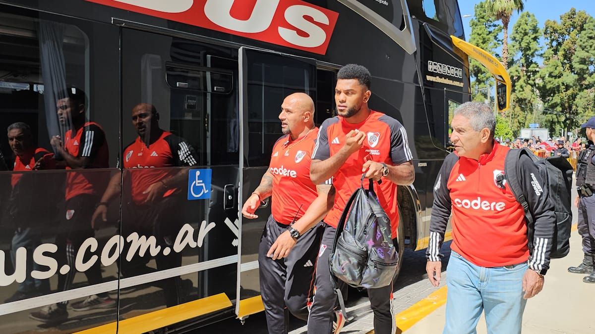 Miguel Borja fue uno de los primeros jugadores de River en bajar del micro que los trajo desde el aeropuerto al hotel de Guaymallén, donde los esperaba una multitud. Miguel Borja fue uno de los primeros jugadores de River en bajar del micro que los trajo desde el aeropuerto al hotel de Guaymallén, donde los esperaba una multitud.