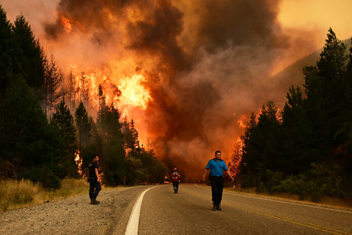 Sequía prolongada, altas temperaturas y fuertes vientos colaboran contra los incendios. Sequía prolongada, altas temperaturas y fuertes vientos colaboran contra los incendios.
