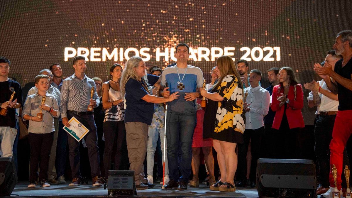 Accardi es premiado y desata su gran emoción. Foto: Martín Pravata (UNO).