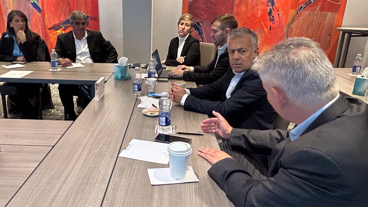 Alfredo&nbsp; Cornejo con empresarios mineros en Canadá.