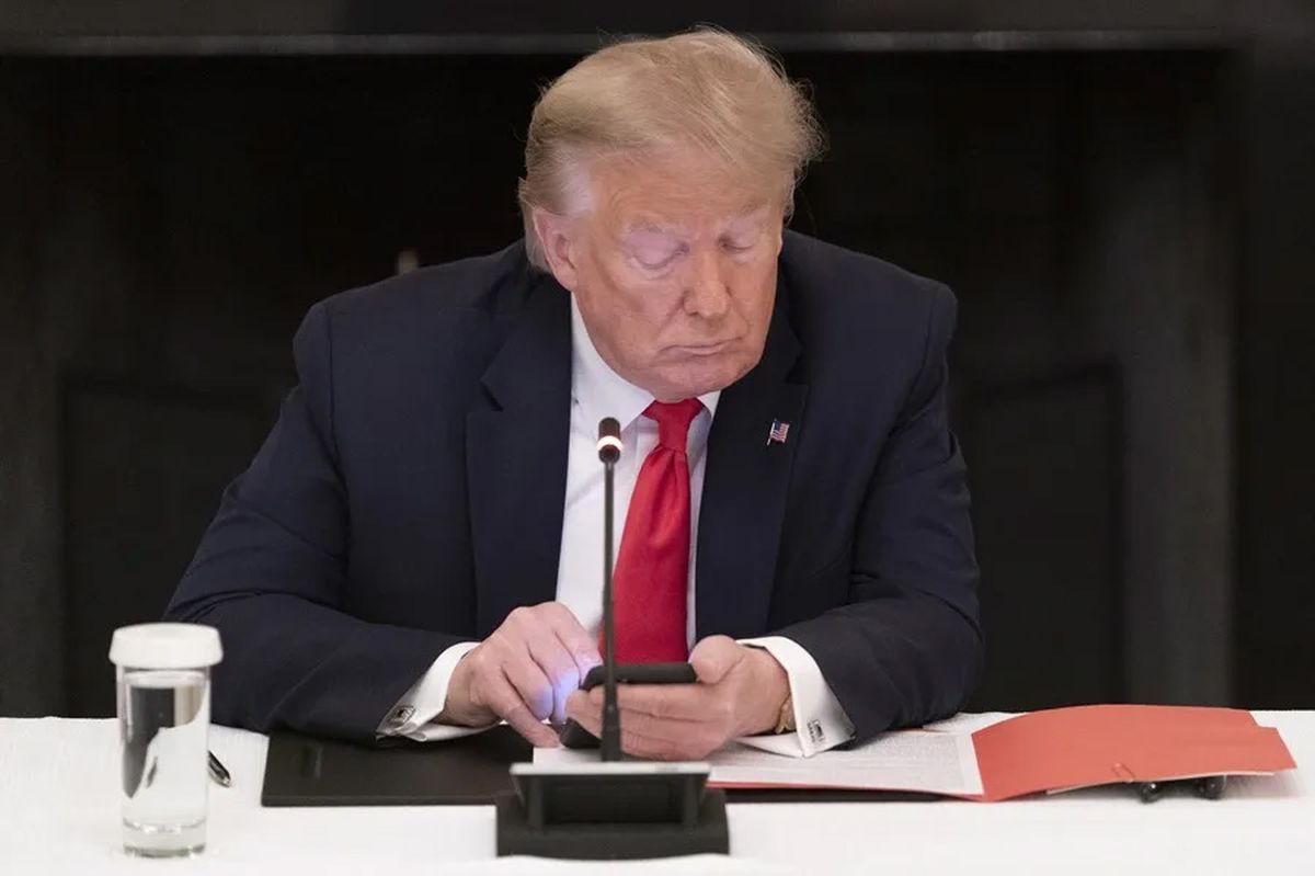 El presidente de Estados Unidos, Donald Trump, mira su celular en una fotografía de archivo. Crédito: EFE. El presidente de Estados Unidos, Donald Trump, mira su celular en una fotografía de archivo. Crédito: EFE.
