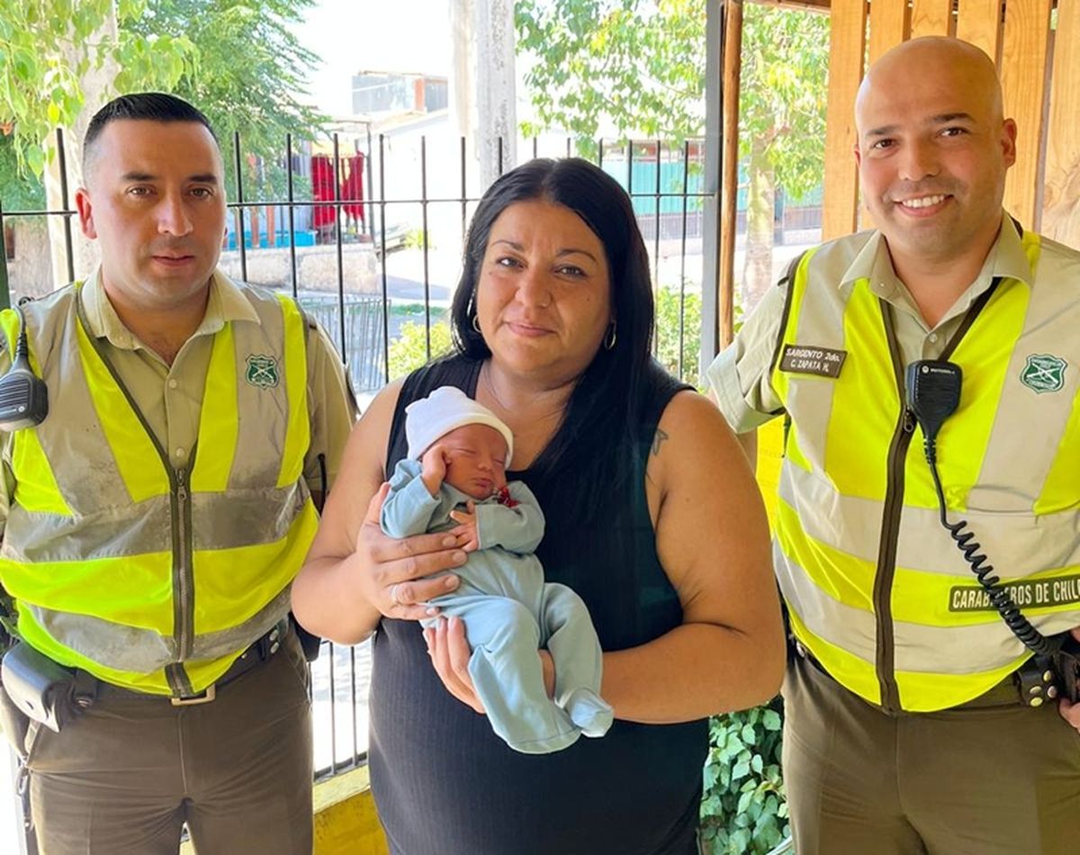 Los carabineros que se convirtieron en héroes, con la mamá y el bebé, días después del incidente. Los carabineros que se convirtieron en héroes, con la mamá y el bebé, días después del incidente.