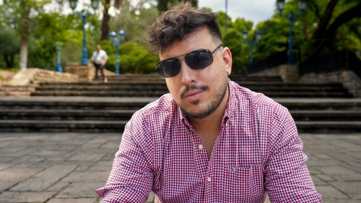 A la par que hizo la carrera de Abogacía en la UNCuyo, también estudió el profesorado de piano. Ya desde el Secundario tenía una banda. A la par que hizo la carrera de Abogacía en la UNCuyo, también estudió el profesorado de piano. Ya desde el Secundario tenía una banda.