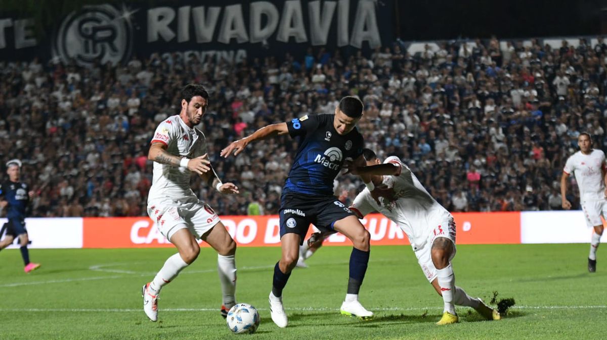 Independiente Rivadavia se impuso a Huracán con dos goles en el complemento (UNO/Ramiro Gómez) Independiente Rivadavia se impuso a Huracán con dos goles en el complemento (UNO/Ramiro Gómez)