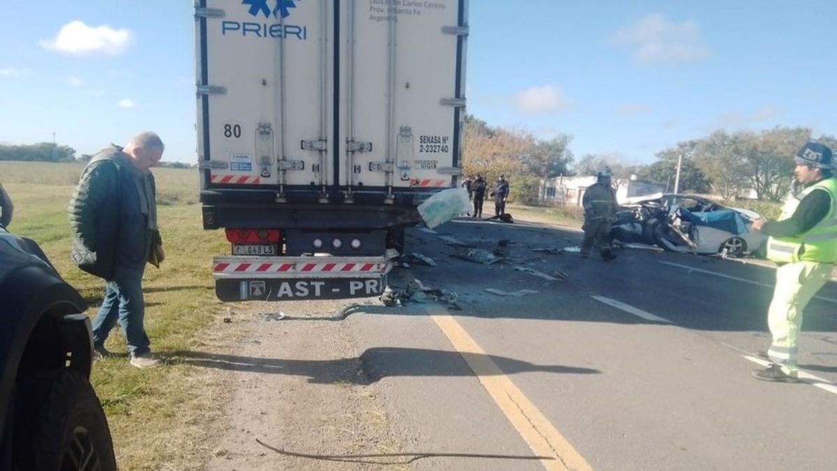 El automóvil impactó con violencia contra la parte trasera de un camión