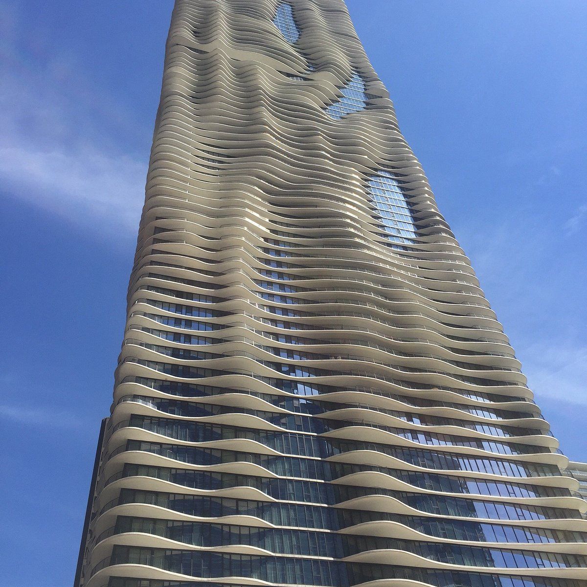 El edificio de 82 pisos que está inspirado en una piedra caliza y se levanta sobre Chicago