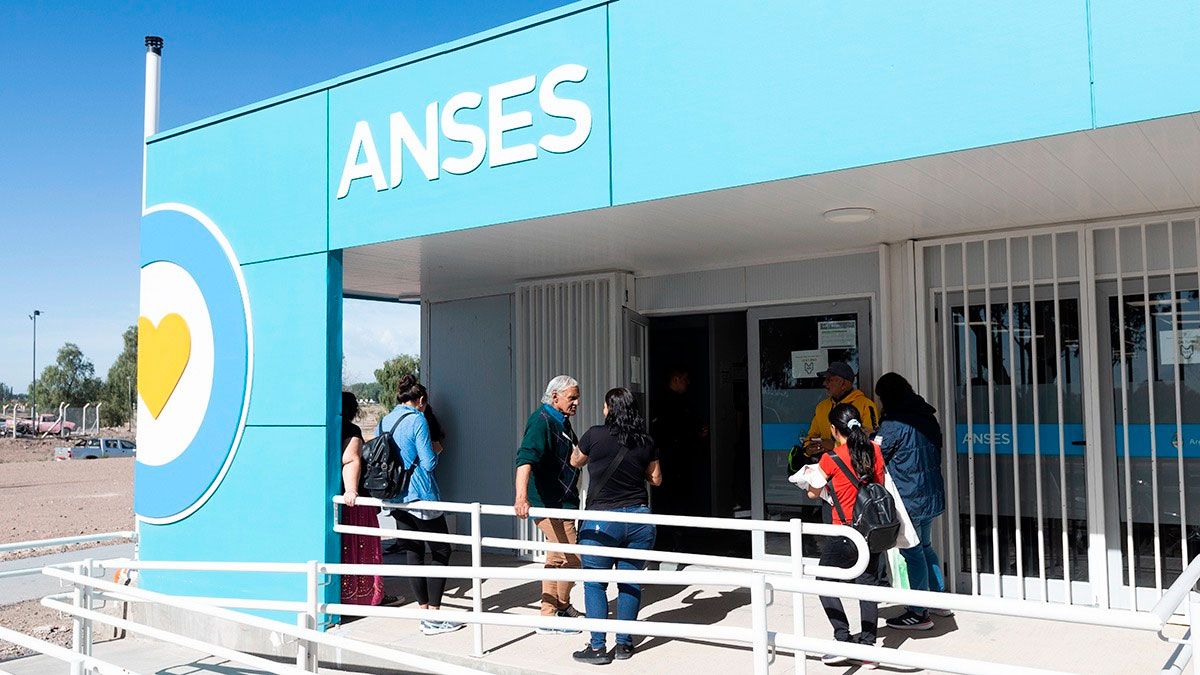 ANSES entrega solo a jubilados que superan la mínima un bono especial. ANSES entrega solo a jubilados que superan la mínima un bono especial.
