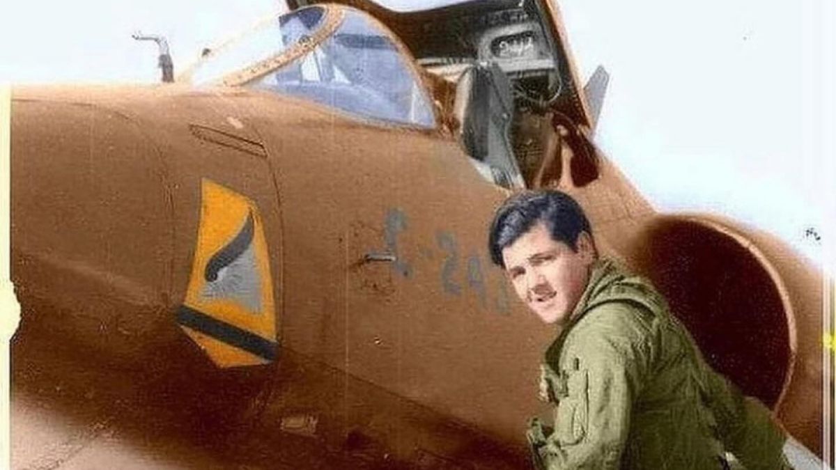 El mendocino José Vázquez subiendo a un A4. Luego pilotearía uno de ellos para atacar al Invencible.