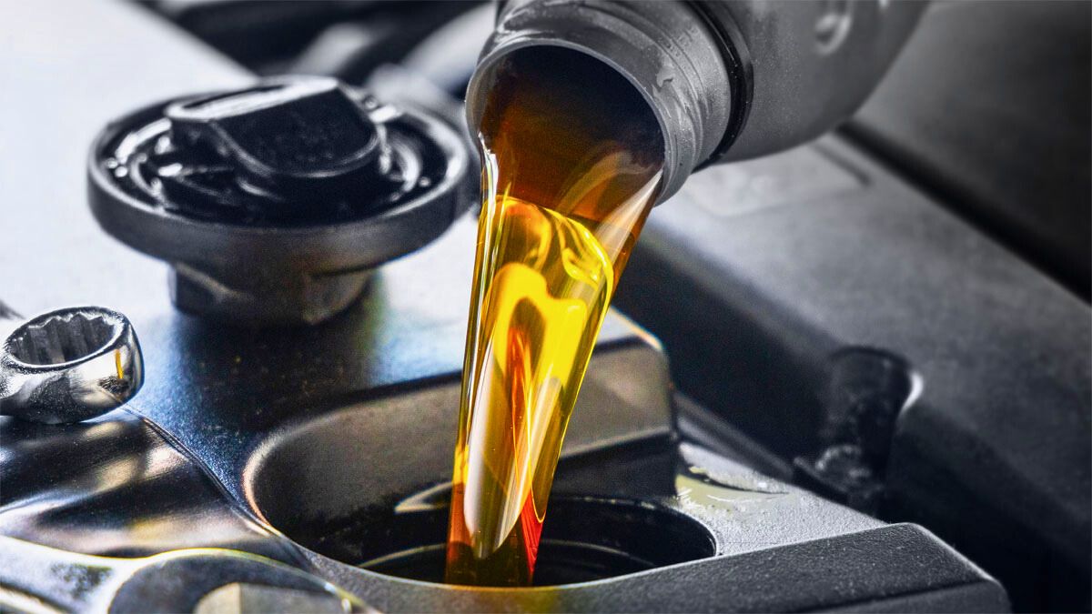El cambio del aceite del auto es esencial para alargar la vida útil del motor.