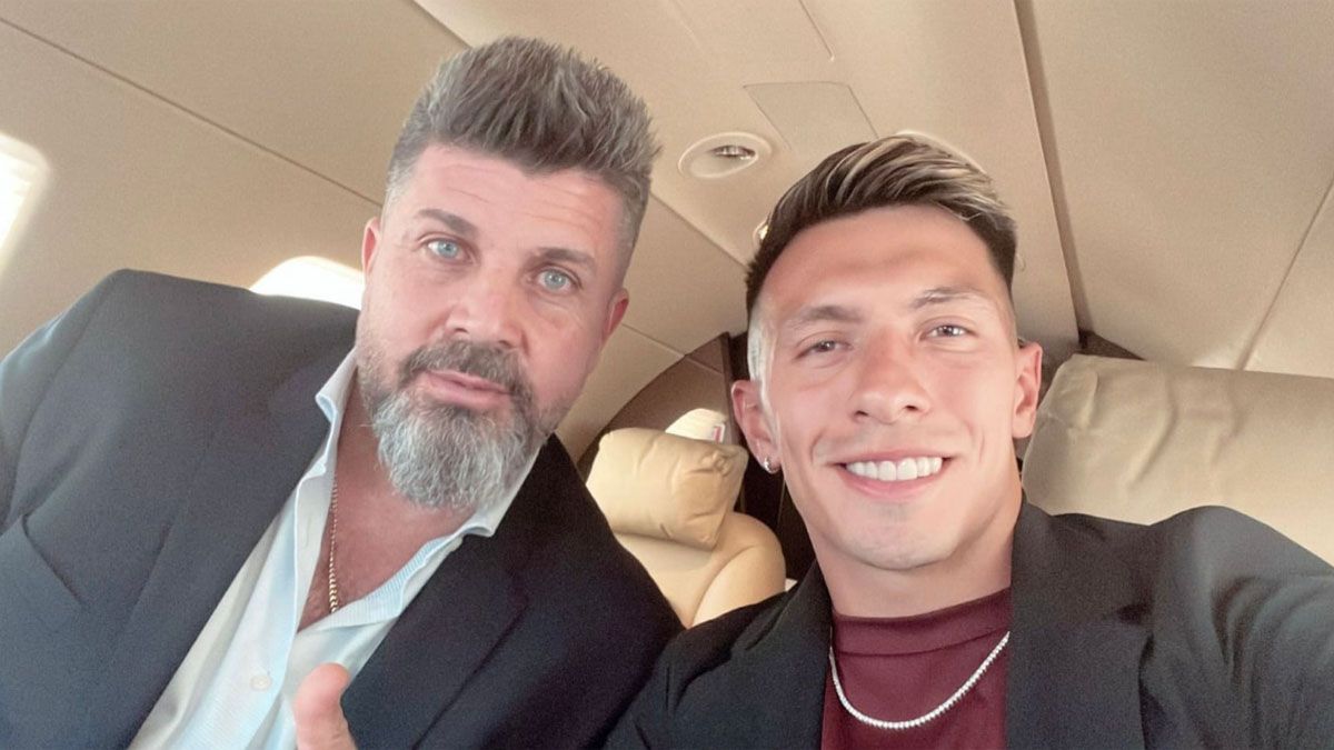 Lisandro Martínez y Cristian Bragarnik en viaje para firmar con el Manchester United