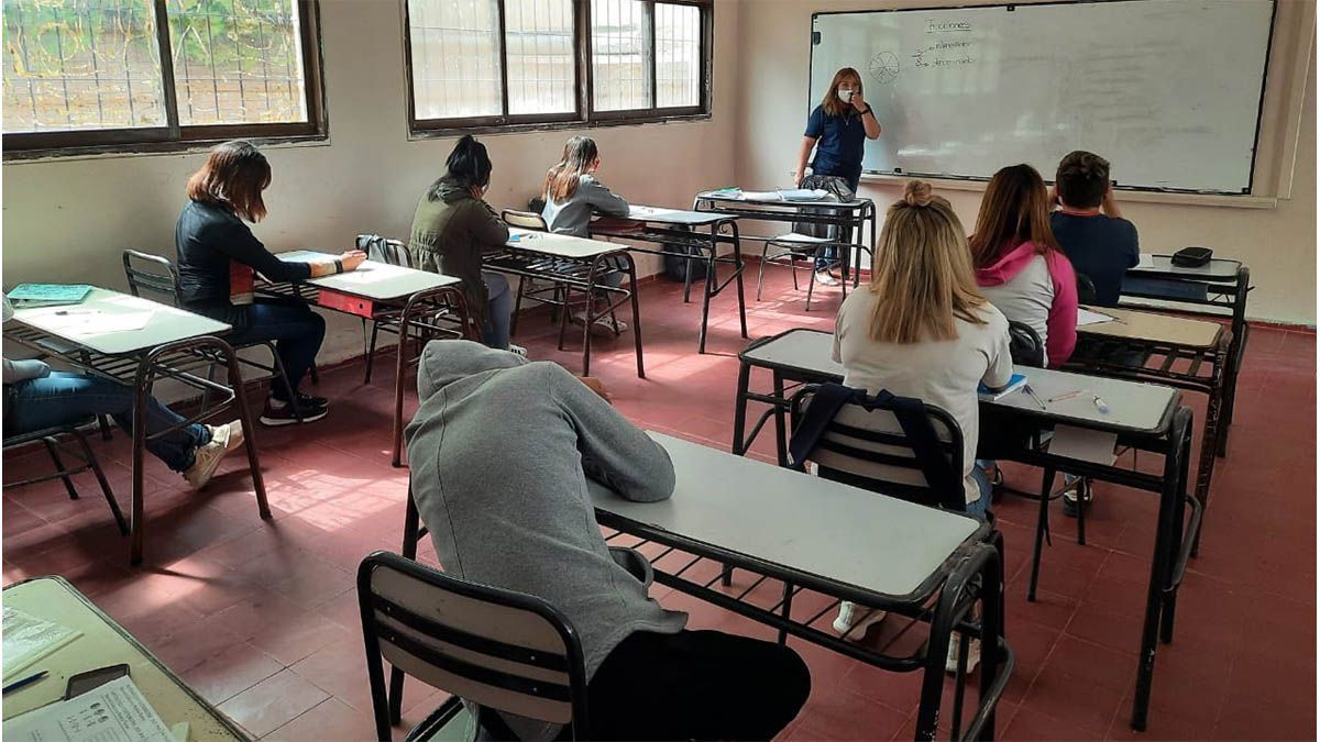 El Ministerio de Salud evalúa comenzar a vacunar este viernes al primer grupo de 12.000 docentes mendocinos. Sería en el estadio Aconcagua Arena del Parque San Martín.