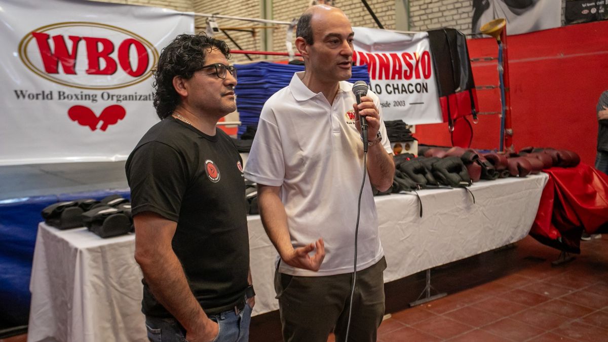 Pablo Chacón escucha las sentidas palabras de Jesuan Letizia en su homenaje. detrás puede verse en un mesón los elementos donados por la OMB. Pablo Chacón escucha las sentidas palabras de Jesuan Letizia en su homenaje. detrás puede verse en un mesón los elementos donados por la OMB.