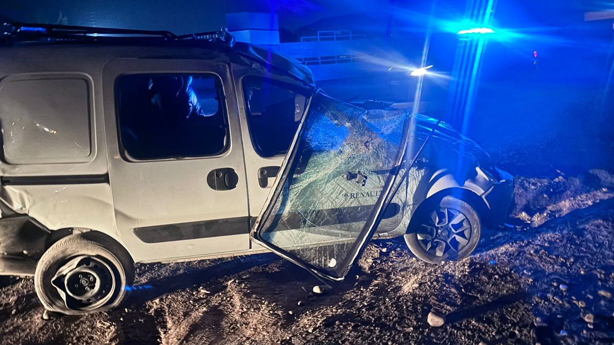 Las dos mujeres regresaban de bailar y tuvieron el accidente justo donde se termina la luminaria pública en la mano hacia el este del Acceso Este, antes de Rodeo del Medio, Maipú. Las dos mujeres regresaban de bailar y tuvieron el accidente justo donde se termina la luminaria pública en la mano hacia el este del Acceso Este, antes de Rodeo del Medio, Maipú.