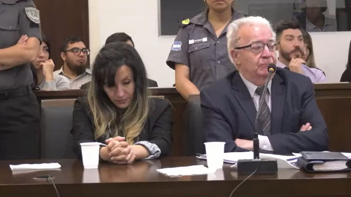 Karen Oviedo gesticulaba mientras escuchaba los alegatos de los fiscales.