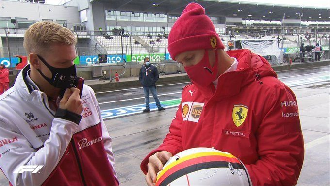 Vettel le muestra a Mick Schumacher su casco en homenaje a su padre.