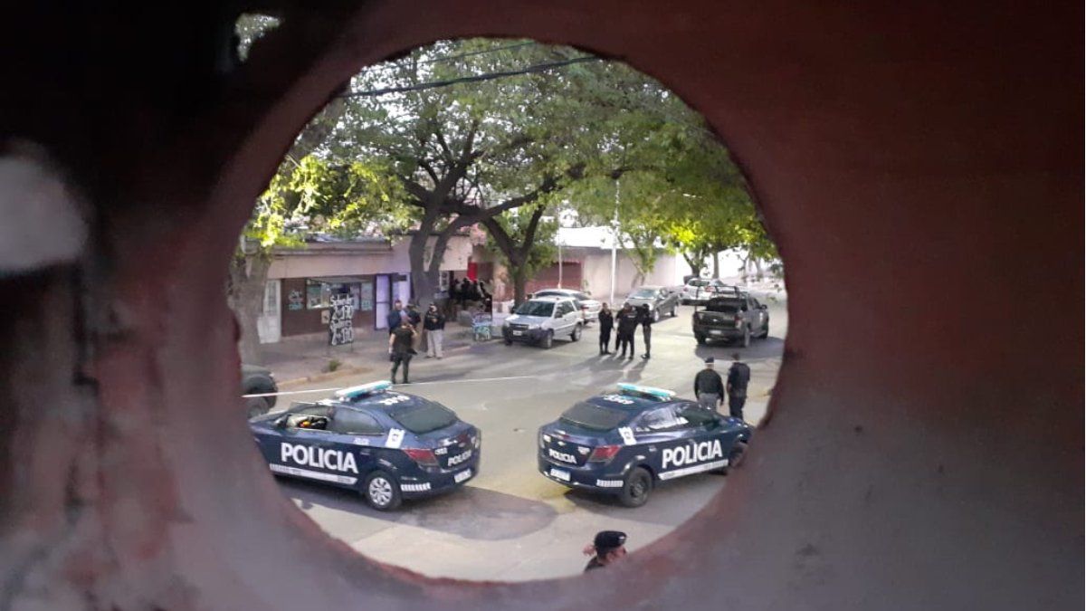 Un fuerte operativo se realizó para contener al policía atrincherado en la Cuarta Sección y evitar que pudiera dañar a terceras personas o atentar contra su propia vida.